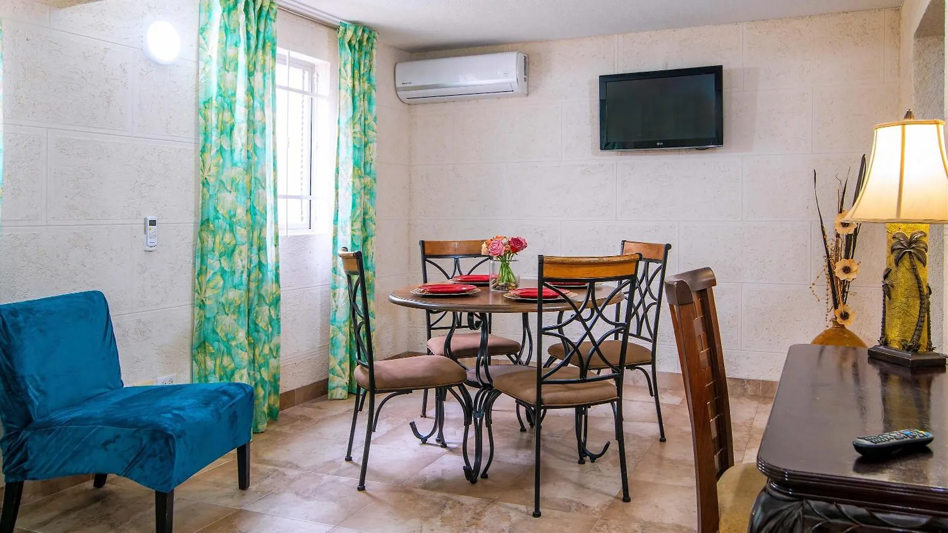 Apartment Carambola Hotel With Pool Access, Steps To Beach Christ Church